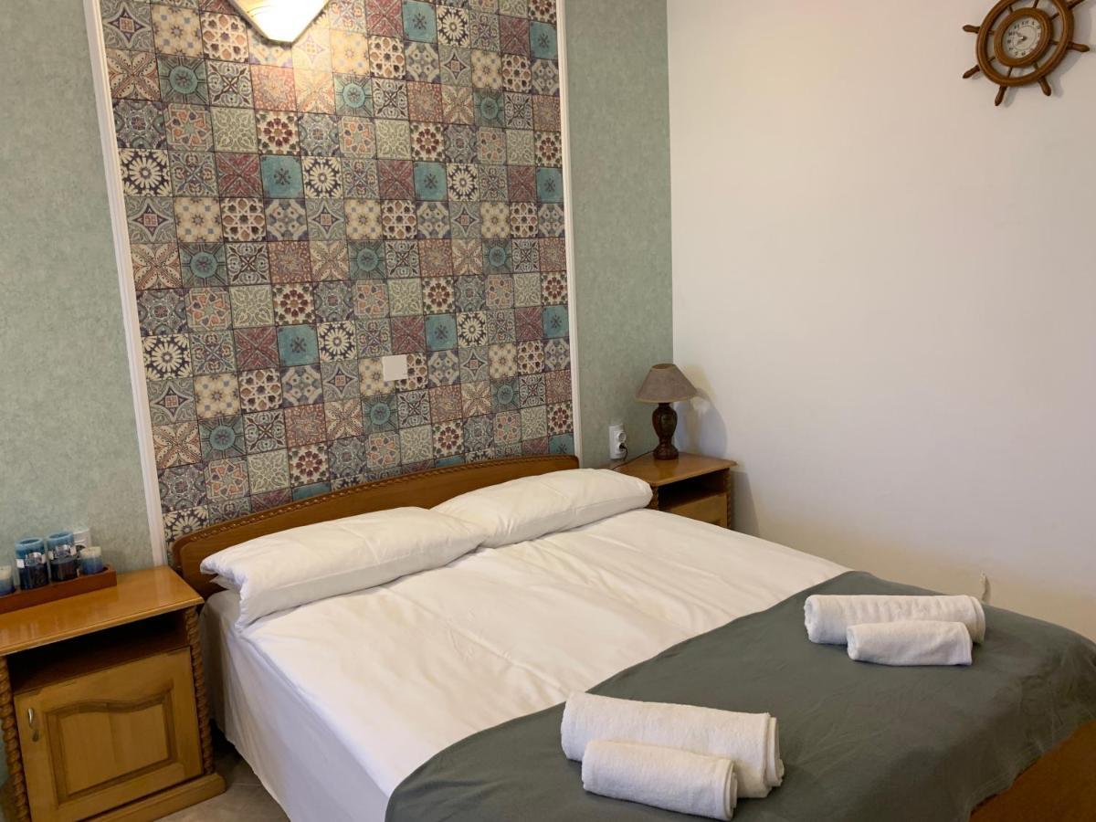 Sunray Guest House, Private Rooms & Apartment With Lovely Sea View Várna Kültér fotó