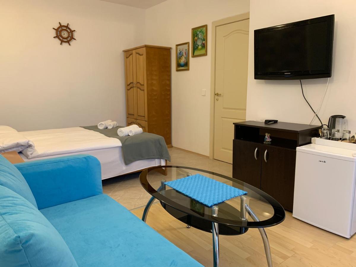 Sunray Guest House, Private Rooms & Apartment With Lovely Sea View Várna Kültér fotó
