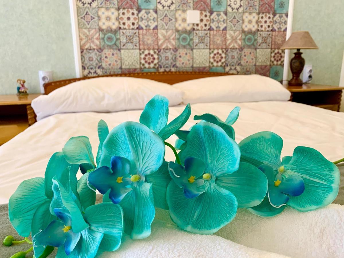 Sunray Guest House, Private Rooms & Apartment With Lovely Sea View Várna Kültér fotó