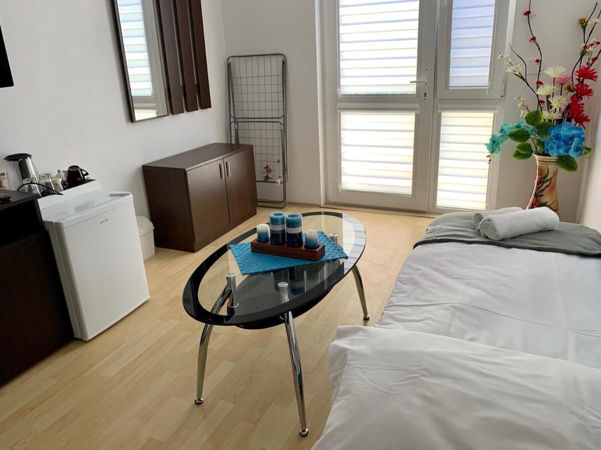 Sunray Guest House, Private Rooms & Apartment With Lovely Sea View Várna Kültér fotó