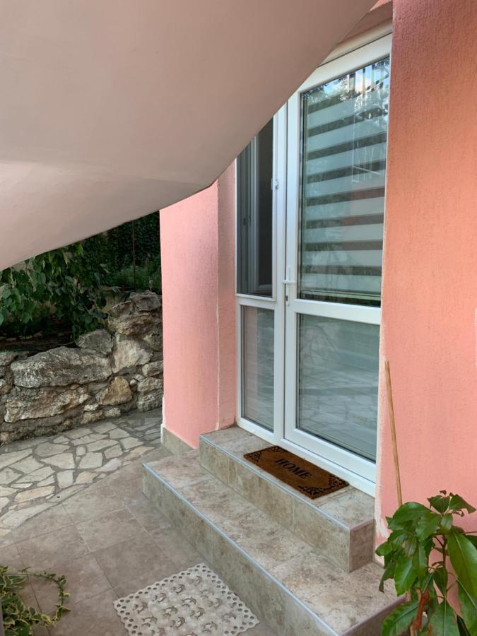 Sunray Guest House, Private Rooms & Apartment With Lovely Sea View Várna Kültér fotó