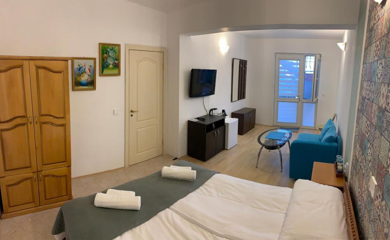 Sunray Guest House, Private Rooms & Apartment With Lovely Sea View Várna Kültér fotó