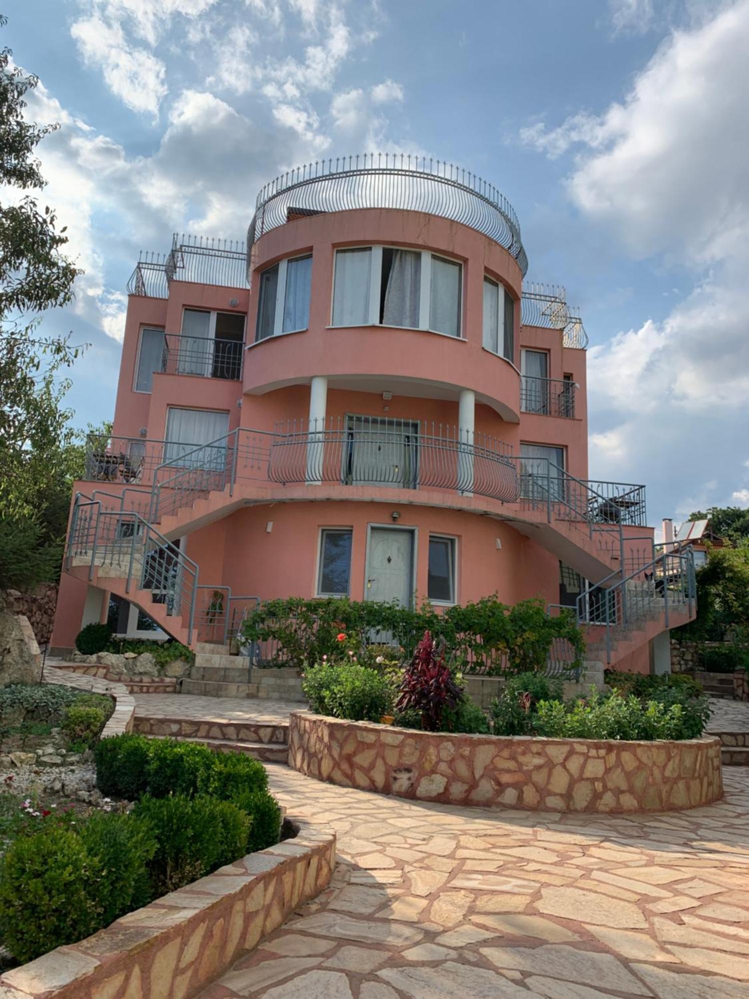 Sunray Guest House, Private Rooms & Apartment With Lovely Sea View Várna Kültér fotó