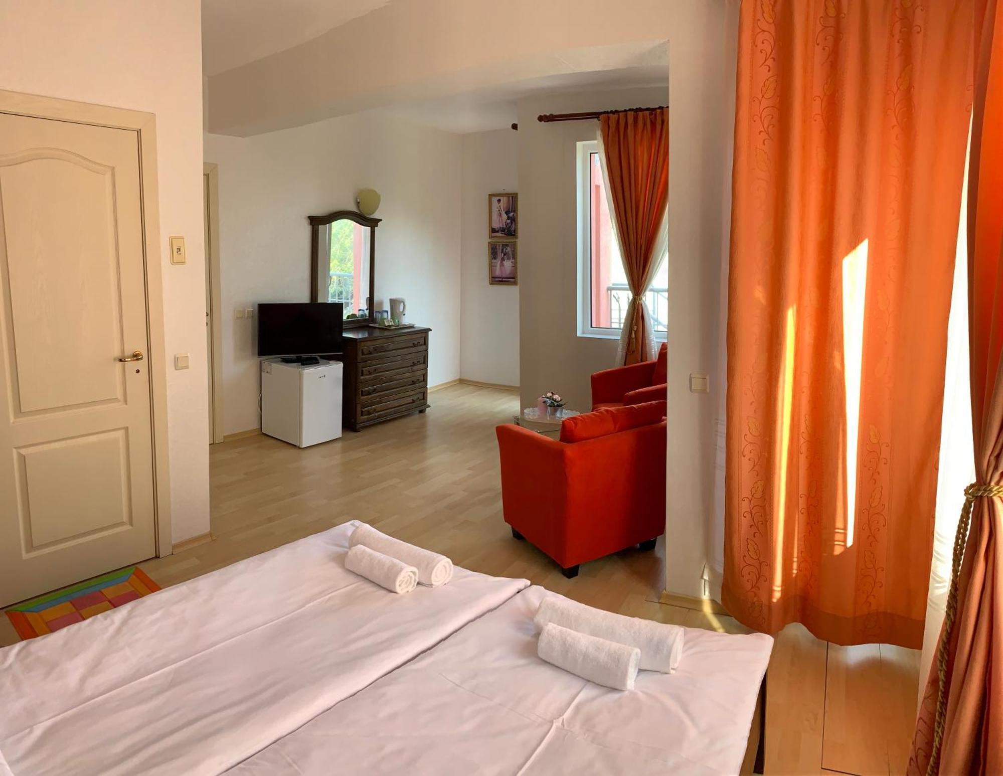 Sunray Guest House, Private Rooms & Apartment With Lovely Sea View Várna Kültér fotó