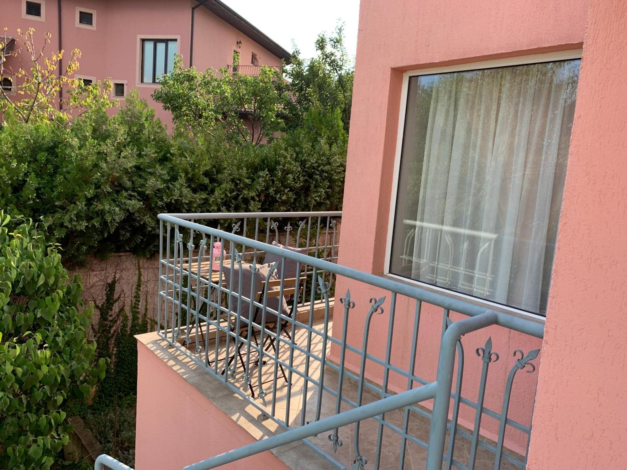 Sunray Guest House, Private Rooms & Apartment With Lovely Sea View Várna Kültér fotó