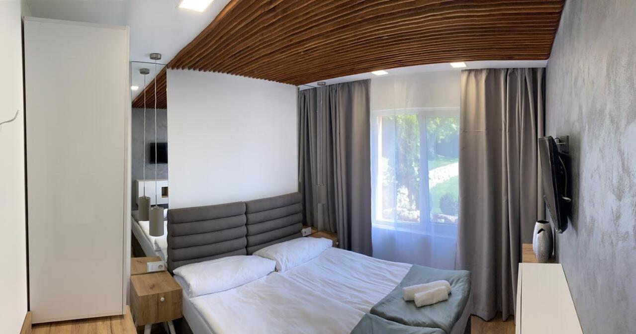 Sunray Guest House, Private Rooms & Apartment With Lovely Sea View Várna Kültér fotó