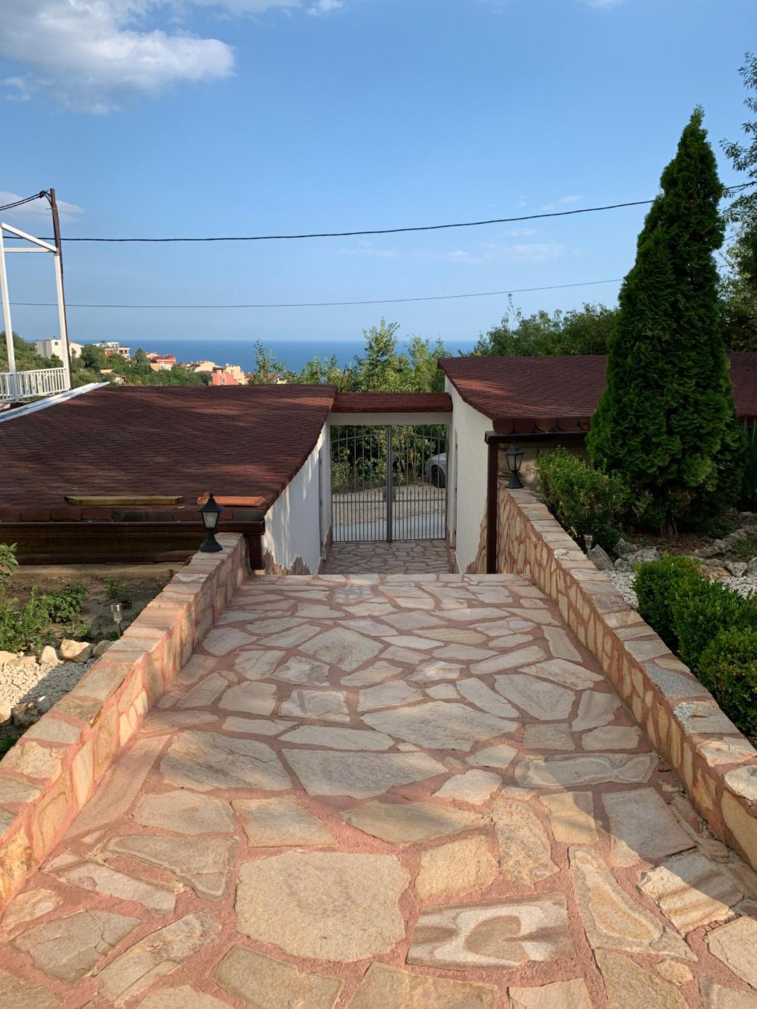Sunray Guest House, Private Rooms & Apartment With Lovely Sea View Várna Kültér fotó