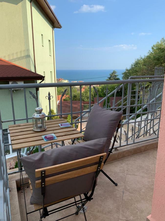 Sunray Guest House, Private Rooms & Apartment With Lovely Sea View Várna Kültér fotó